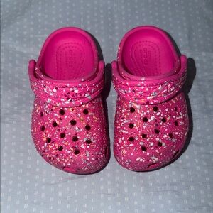 SOLD‼️CROCS Kids Hot Pink Speckle Clogs